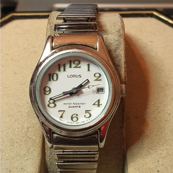 🦋10/$20🦋 Lorus Silver/White Stainless Steel Women's Watch w/Date - Picture 1 of 5